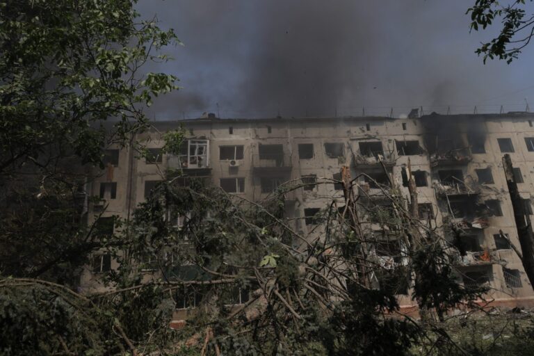 Notte di attacchi incrociati tra Ucraina e Russia