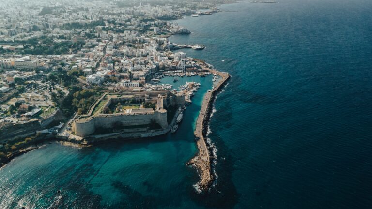 Cipro, un traghetto si ribalta e affonda al largo di Girne: ci sono dei morti