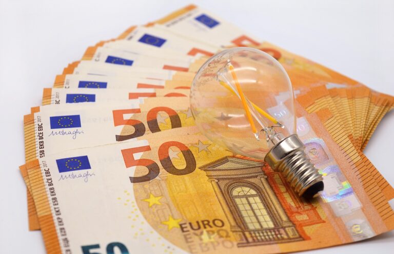 Bollette, tra giugno e agosto stangata da 870 mln sulle imprese del commercio e del turismo