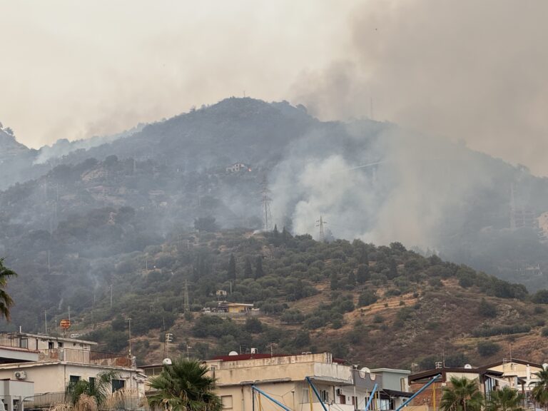 Letojanni, incendio senza fine. Corsa contro il tempo per domare le fiamme