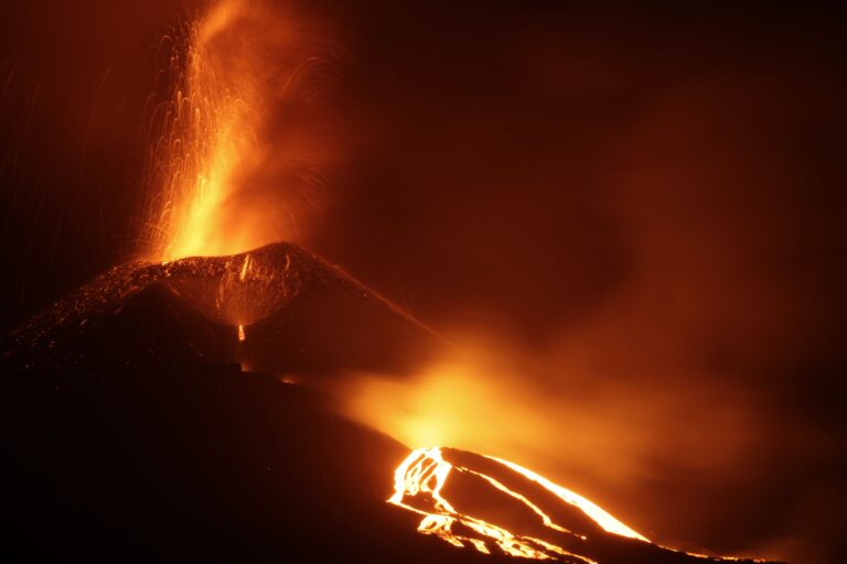 Etna, ottavo giorno di eruzione: aumenta l’attività esplosiva. Cenere verso Catania e l’aeroporto