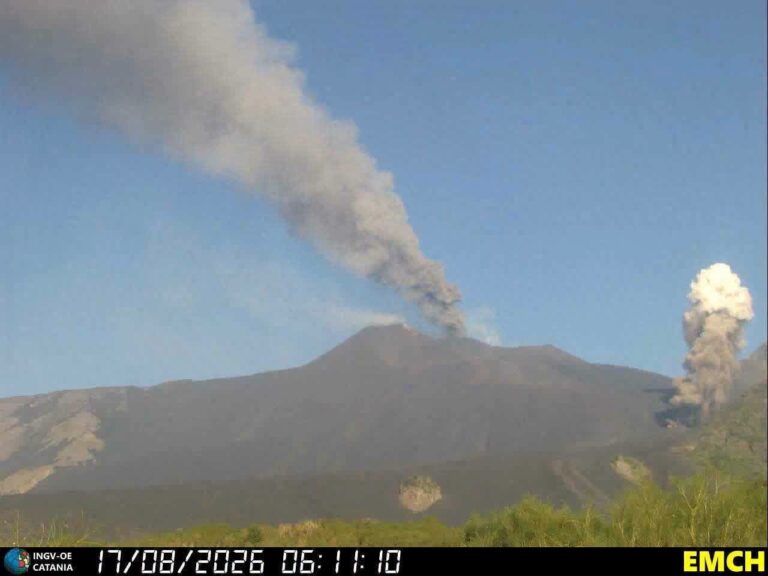 Etna, nuova bocca effusiva nella Valle del Bove: iniziata una colata lavica