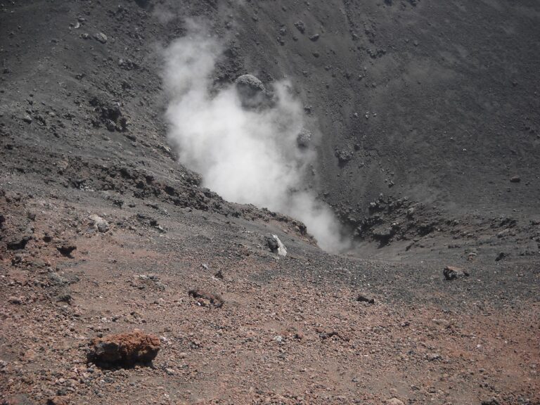Etna, Ingv: “Nuova bocca effusiva a 2.350 metri. Attività esplosiva al cratere Voragine”