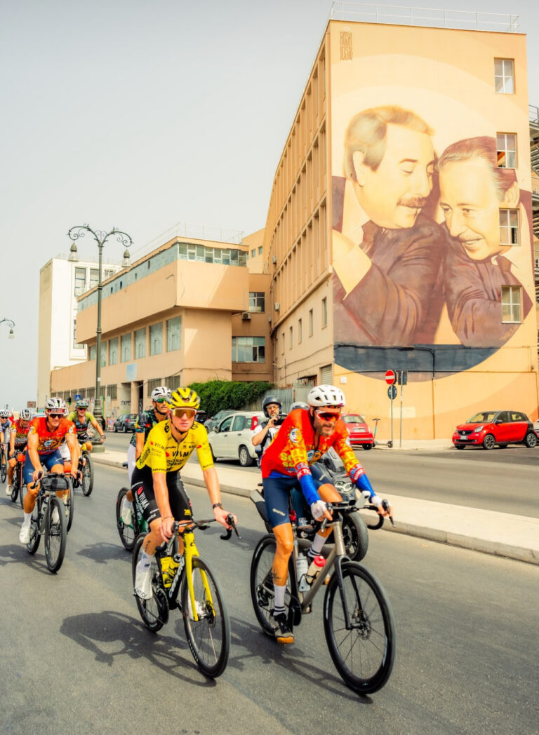 Jovanotti da Roma a Palermo in bici. E davanti a Falcone e Borsellino scrive: “Questa foto mi emoziona molto”