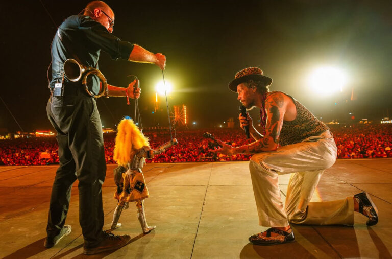 Astolfo abbraccia Jovanotti: la magia dei pupi siciliani del maestro Cuticchio conquista Palermo