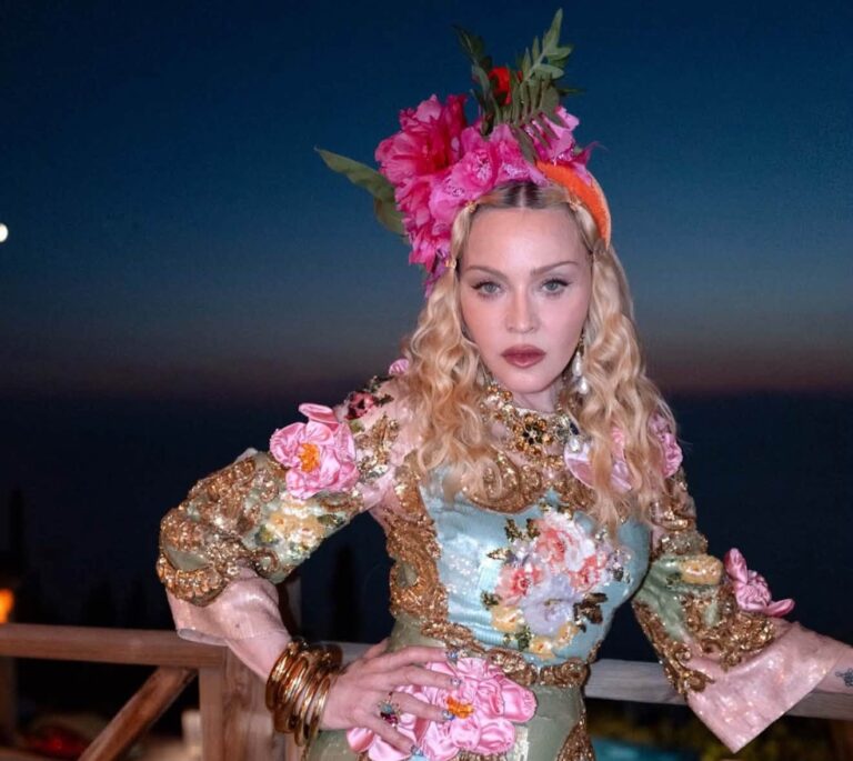 Madonna indossa Alta Moda Taormina: a Corfù i look Dolce&Gabbana per i suoi 68 anni Madonna indossa Alta Moda Taormina: a Corfù i look Dolce&Gabbana per i suoi 68 anni