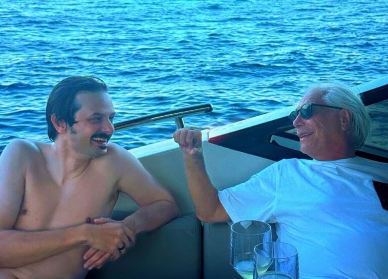 Taormina, Nino D’Angelo in barca prima del live: relax con Rovazzi, il saluto ai fans e lo sguardo rivolto all’Etna Taormina, Nino D’Angelo in barca prima del live: relax con Rovazzi, il saluto ai fans e lo sguardo rivolto all’Etna