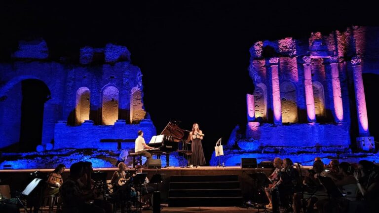 Alba emozionante a Taormina: applausi per “Svegliare il giorno” al Teatro Antico