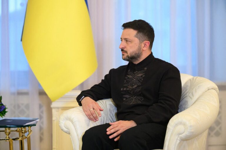 Non si fermano gli attacchi russi in Ucraina, Zelensky: “Servono nuovi aiuti per la difesa”