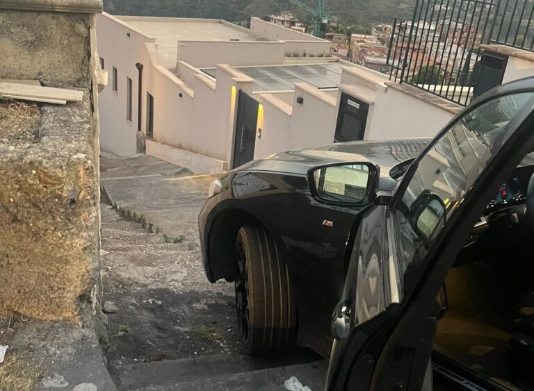 Taormina, auto in bilico sulla scalinata: Polizia locale salva un turista
