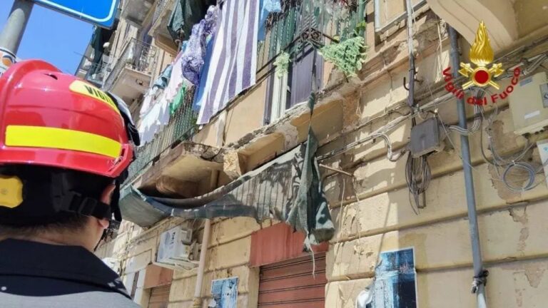 Crolla un balcone a Palermo, grave una donna di 56 anni