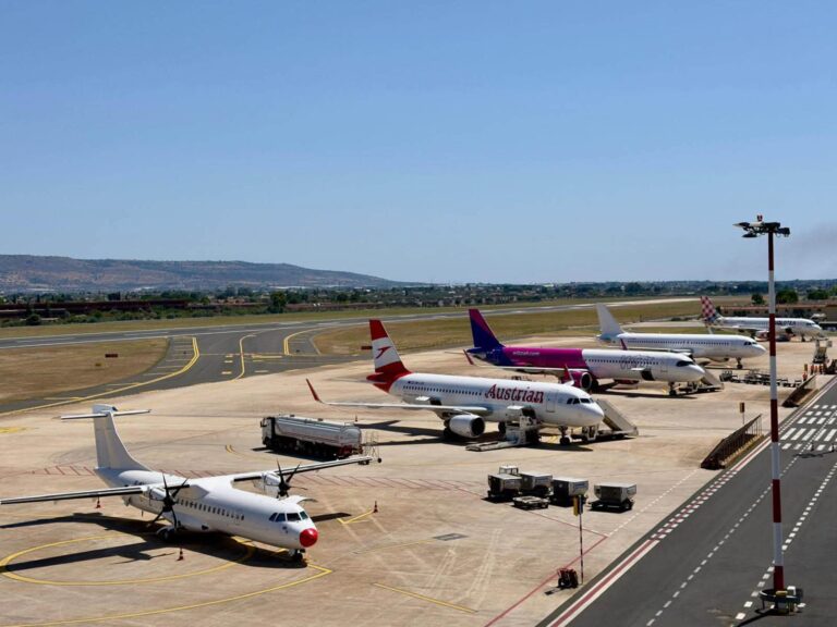 Etna, voli cancellati e caos negli aeroporti: Comiso può davvero fare solo 11 voli (anzi 7) in un giorno?
