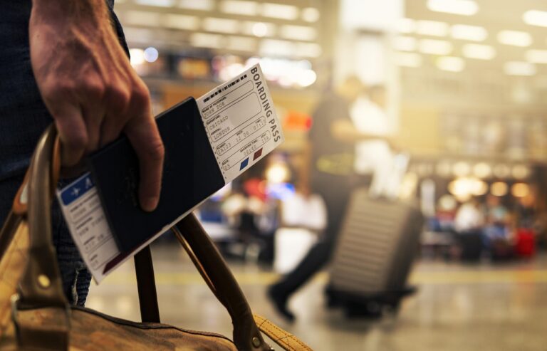 Aeroporti siciliani nel caos per l’Etna in eruzione, i sindacati: “Anni di scelte miopi su investimenti e personale”
