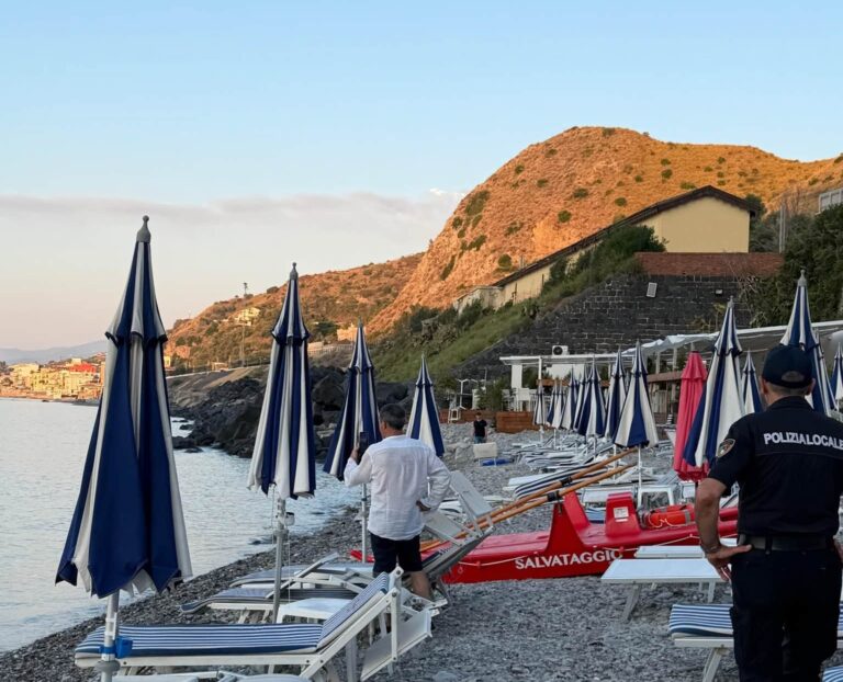 Ferragosto a Taormina, controlli del sindaco nelle spiagge