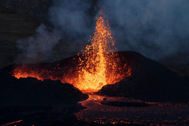Attività eruttiva e cenere dall’Etna, voli sospesi a Catania fino alle 2 del 14 agosto