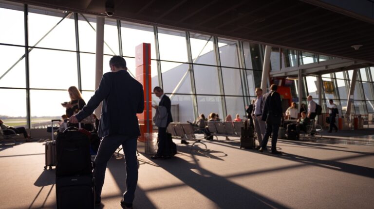 Etna, eruzione e voli: è caos totale. Nuova allerta rossa, in forse la riapertura aeroporto di Catania