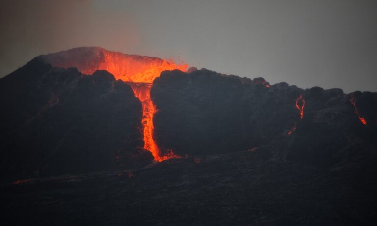 Etna, nuova bocca eruttiva nella Valle del Bove: l’aggiornamento INGV