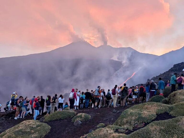 Eruzione Etna, cresce afflusso di visitatori. Codacons: “Spettacolo non faccia dimenticare sicurezza”