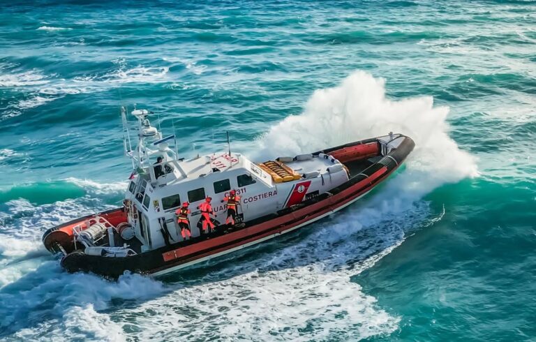 Taormina, barca affonda al largo di Spisone: escursionisti salvati dalla Guardia Costiera