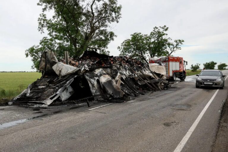 Ucraina, minibus colpito a Kherson: 4 vittime e 5 feriti. Zelensky: “Il feroce safari russo ha ormai superato ogni limite”