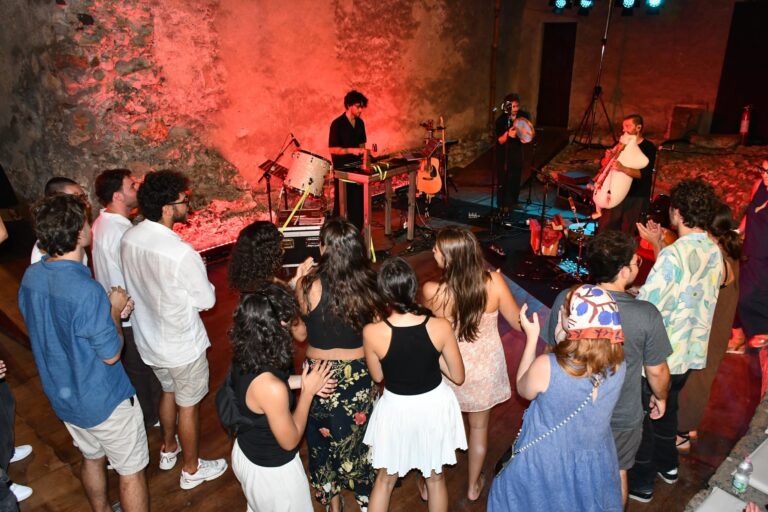 Taormina Arte 2026: all’Odeon connubio magico tra l’antico canto siciliano e l’elettronica dei Nuhara