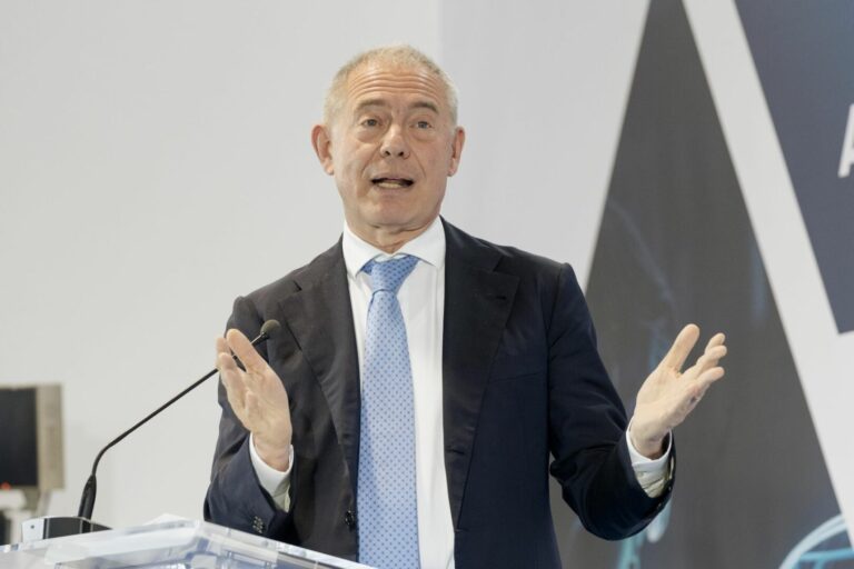 Urso: “Una social card per la benzina? Allo studio misure selettive”