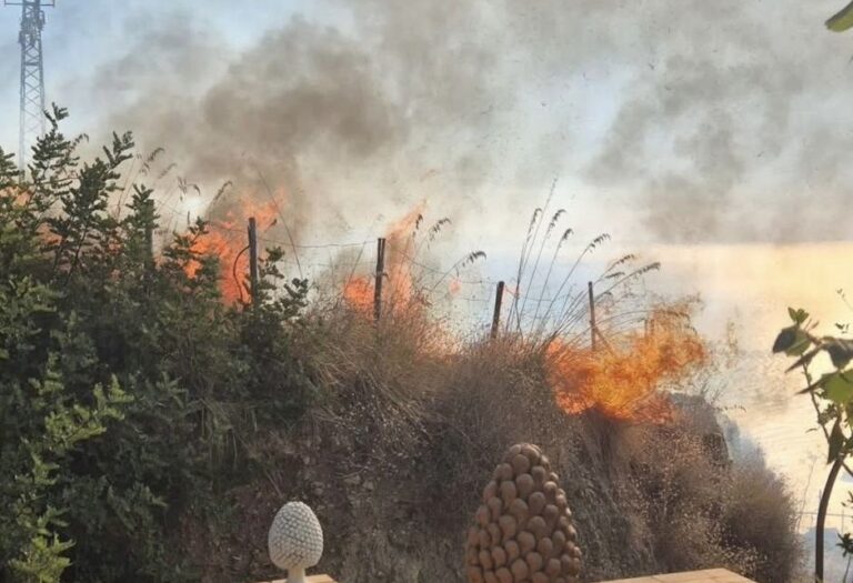 L’emergenza incendi ora si sposta a Taormina: momenti drammatici in Via Lawrence