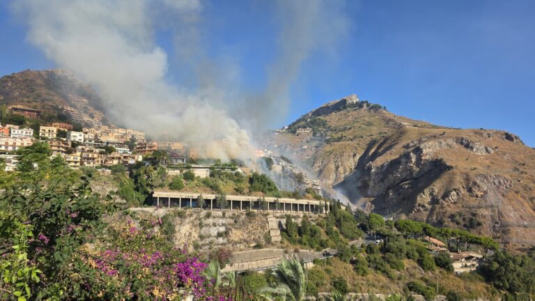 Incendio a Taormina, lotta ad oltranza contro le fiamme. Volontari anche da altri comuni