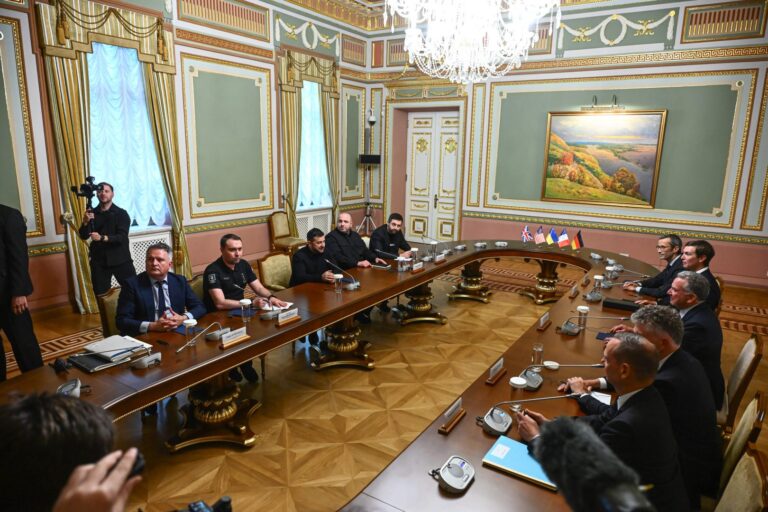 Gli inviati Usa Witkoff e Kushner a Kiev per i colloqui. Zelensky: “Serve pace dignitosa”
