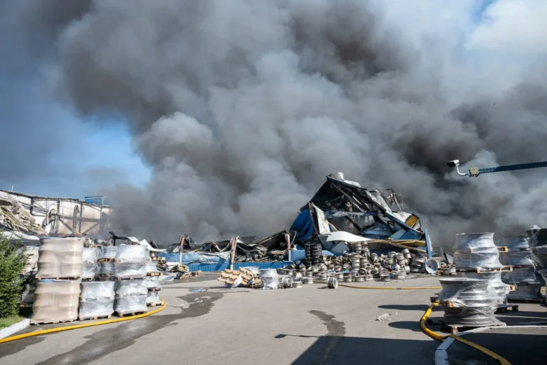 Ucraina, attacco russo in un deposito ferroviario di Kiev. Zelensky: “12 morti”