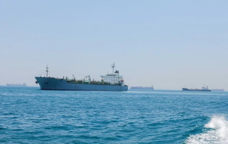 Stretto di Hormuz, petroliera colpita da tre proiettili non identificati. Iran: “Rispetteremo la tregua se lo faranno gli Usa”