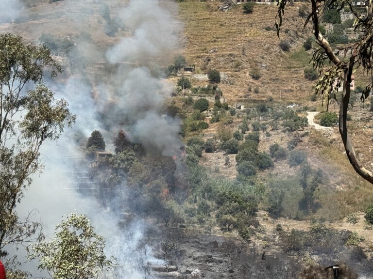 Incendio a Taormina, la rabbia dei cittadini contro i piromani: “Vigliacchi, infami”