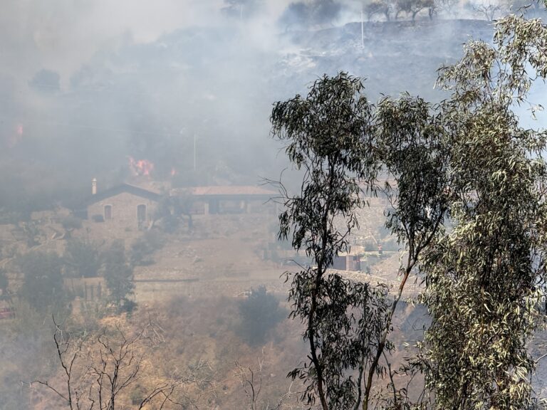 Incendio a Taormina, l’annuncio choc: “Purtroppo alcune case allo Ziretto stanno bruciando”