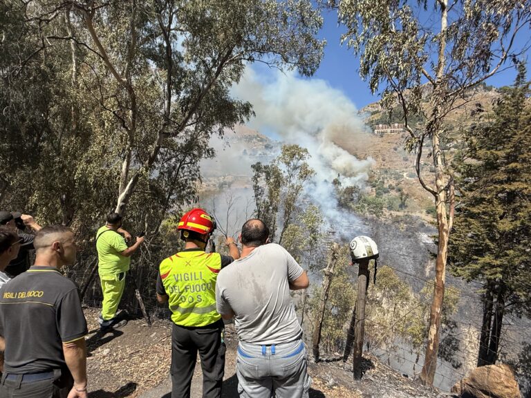 Incendio a Taormina, ore drammatiche allo Ziretto: “Fiamme a ridosso delle abitazioni”