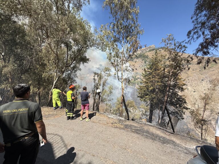 Inferno di fuoco sulle colline di Taormina: lotta senza tregua per salvare le abitazioni