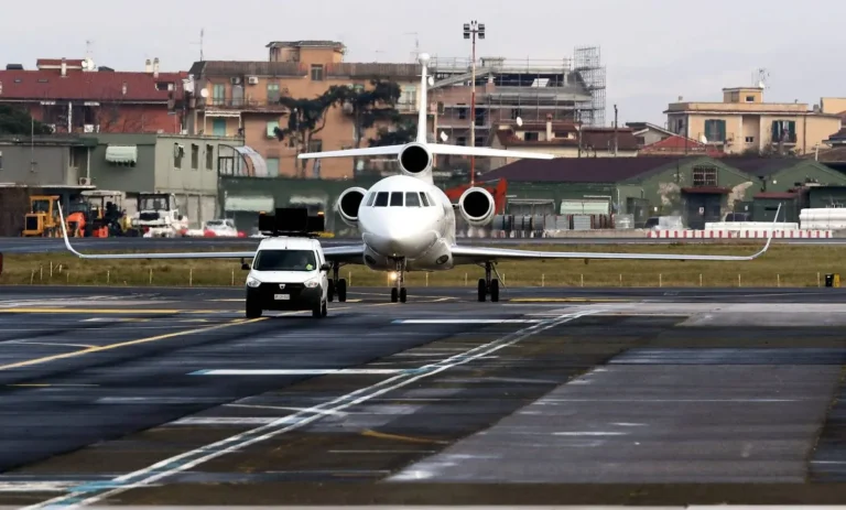 Alessandro Di Battista è rientrato in Italia, l’aereo partito da Cuba è atterrato a Ciampino