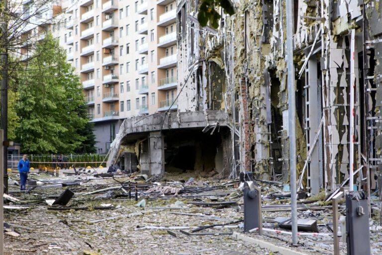 La Russia riprende gli attacchi su Kiev dopo tre giorni di tregua: due morti e sette feriti