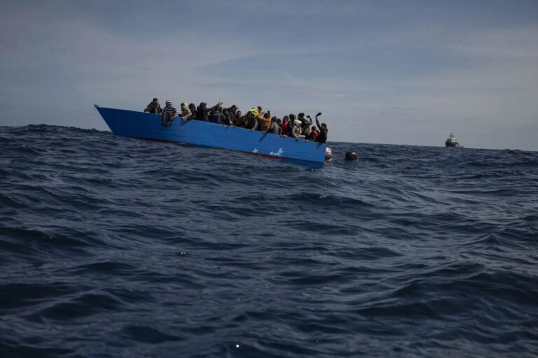 Imbarcazione di migranti alla deriva al largo delle Canarie, decine di morti