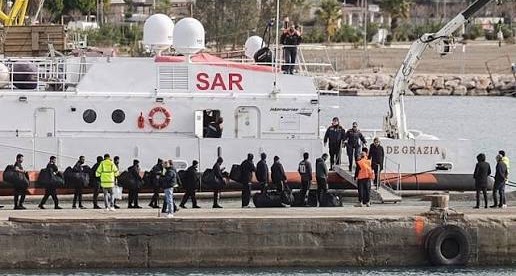 Cinque Paesi europei vogliono inviare i migranti in hub di rimpatrio