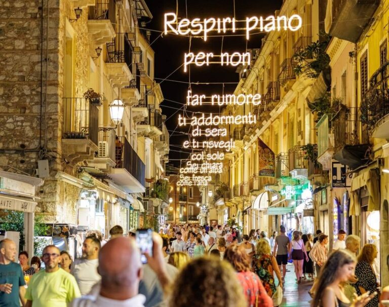 A Taormina i versi delle canzoni di Vasco Rossi in Corso Umberto