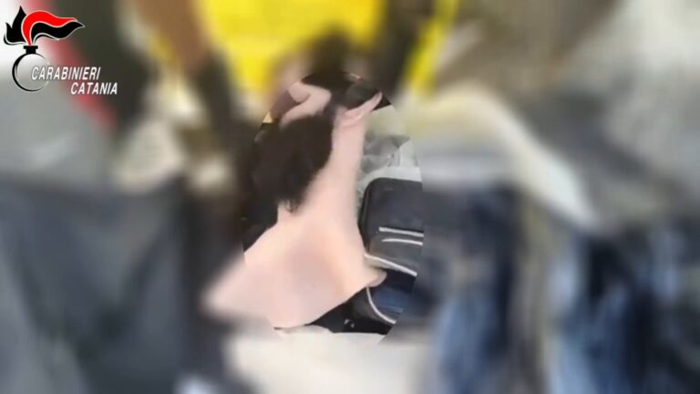 Arsenale e maschere per rapine in un garage a Catania, arrestato 36enne Arsenale e maschere per rapine in un garage a Catania, arrestato 36enne