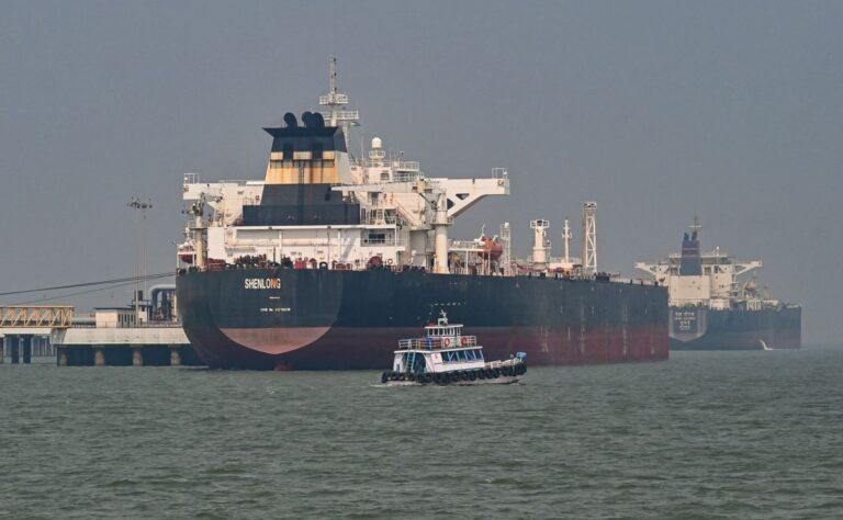 Iran, petroliera in fiamme dopo avere urtato una mina a Hormuz