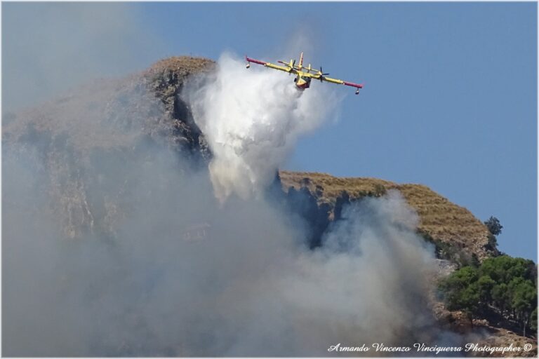 Incendio a Taormina, “situazione sotto controllo”. Fiamme domate dopo 8 ore di lotta