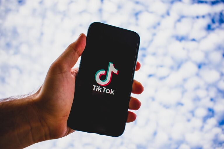 La Commissione Europea contesta a TikTok la sicurezza per gli account dei minori