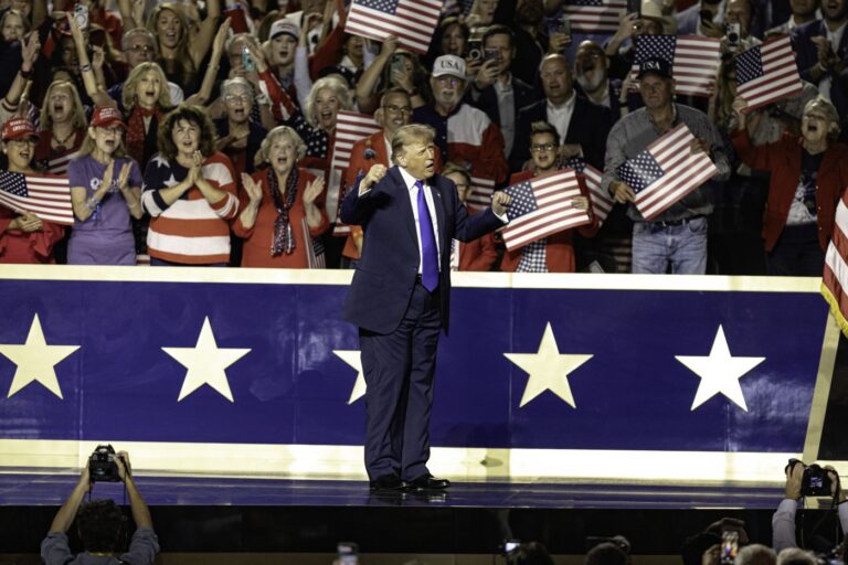 Trump a Dallas guarda alle Midterm: “Se vinciamo a novembre 5.000 dollari a ogni americano”