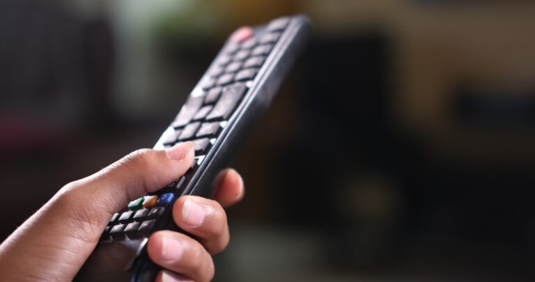 Il caldo porta gli ascolti tv notturni come nel “prime time”: ad agosto quasi 3 milioni davanti allo schermo