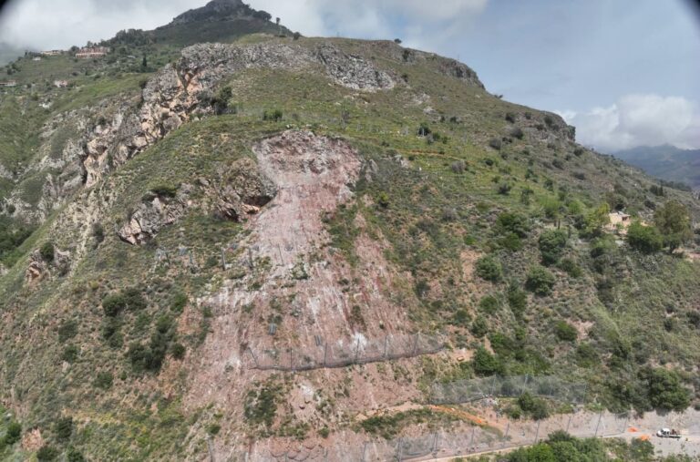 Taormina, tornano nelle abitazioni i residenti del costone fatto brillare nel 2025