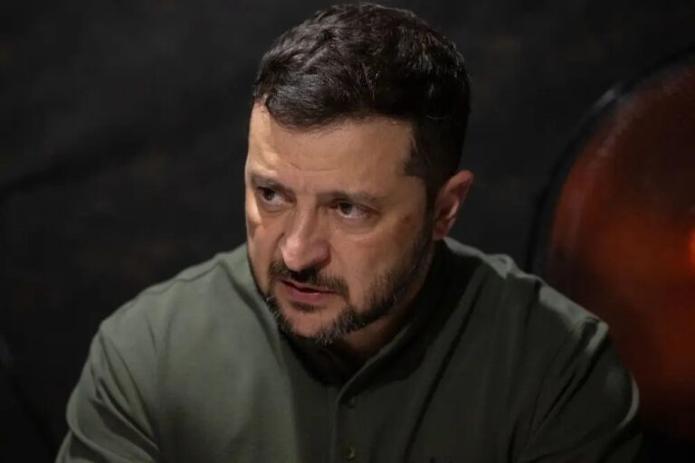Il premier norvegese: “L’aereo di Zelensky sfiorato da un drone mentre stava per decollare”